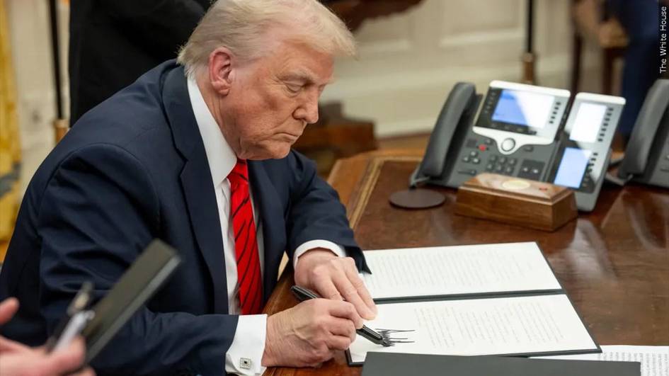 Tramp Eron bilan savdo qiluvchi davlatlarga rasman boj solishni boshlaydi 